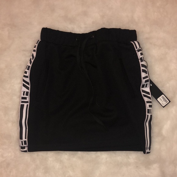 🖤LF black sweatshirt sweat skirt w side tape🖤 - Picture 2 of 7